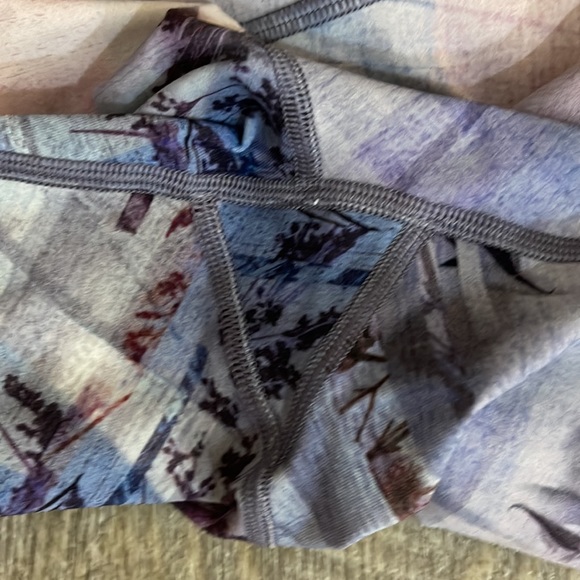 VEUC Rare Lululemon 25” leggings - Picture 5 of 5